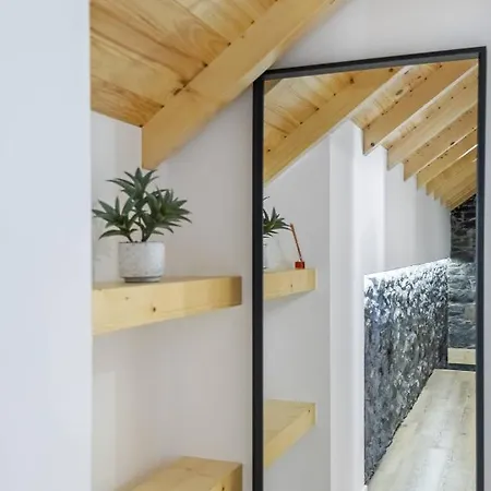 Mountain Retreat By Homie Porto Moniz