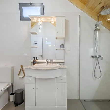 Mountain Retreat By Homie Porto Moniz