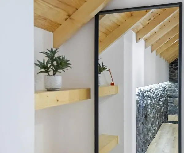 Mountain Retreat By Homie Porto Moniz