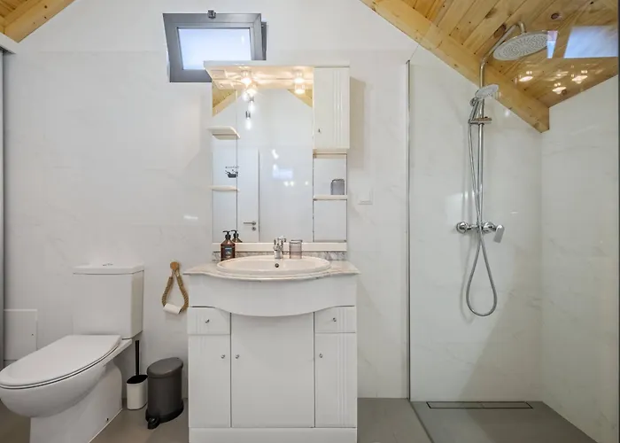 Mountain Retreat By Homie Porto Moniz